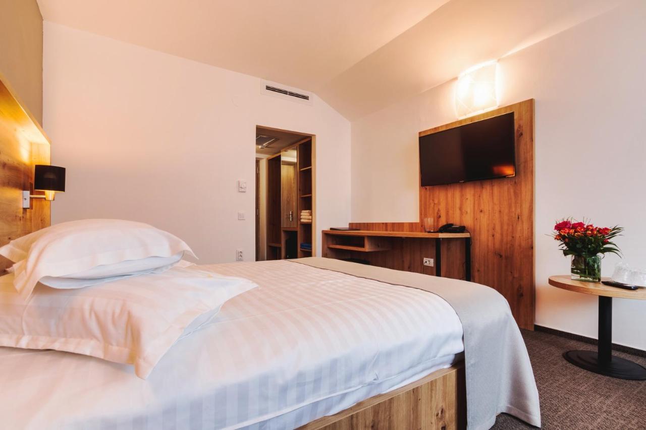 Hotel Domnitei Calimanesti Ngoại thất bức ảnh