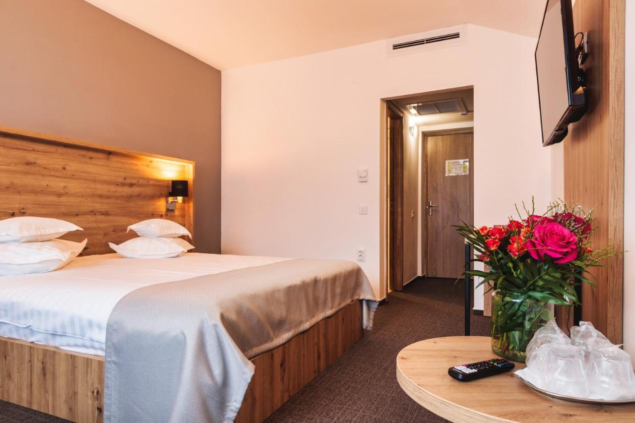 Hotel Domnitei Calimanesti Ngoại thất bức ảnh